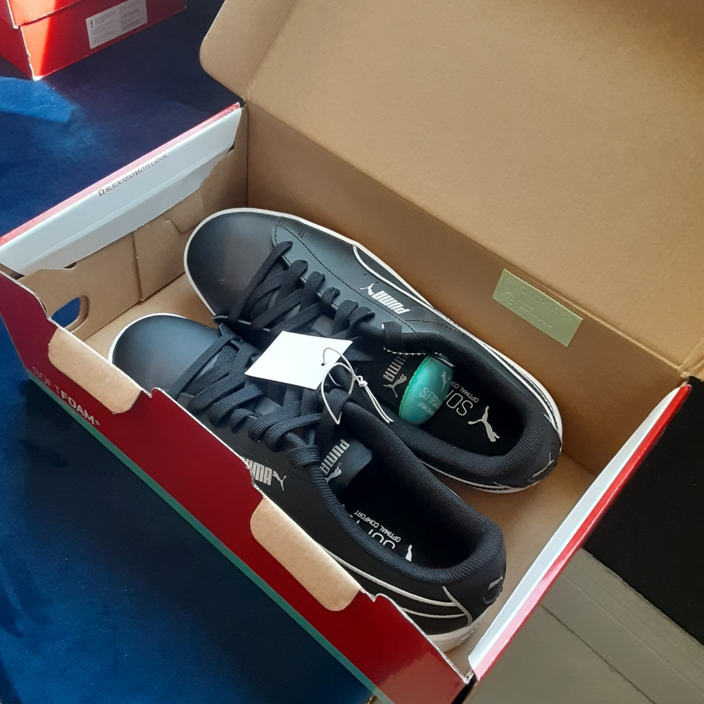 Black Puma sneakers tennis shoes - Picture 5 of 5